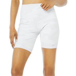 ALO YOGA High Waist Vapor Biker Shorts, White Camouflage
